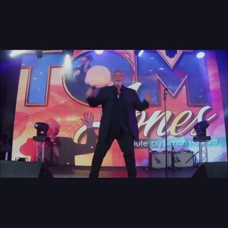 Kiss Tom